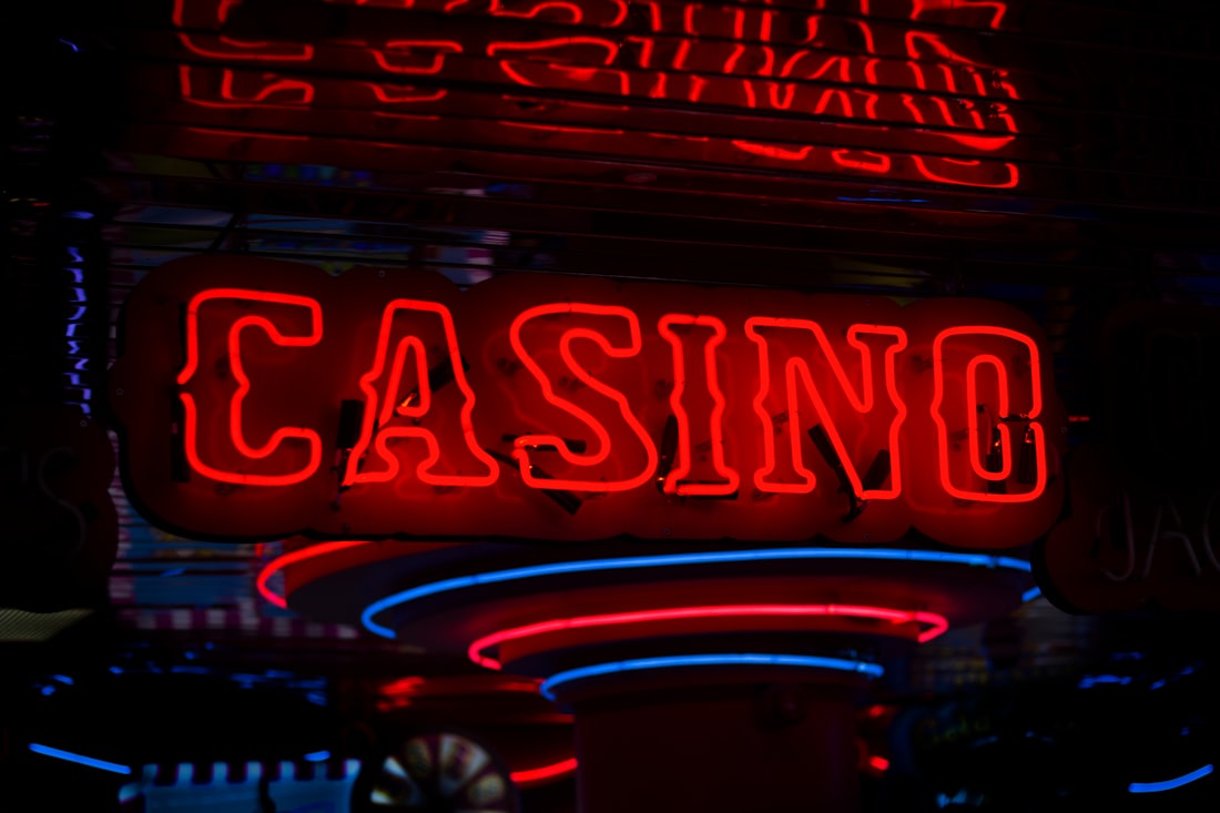 Papan neon merah bertuliskan casino menyala di malam hari