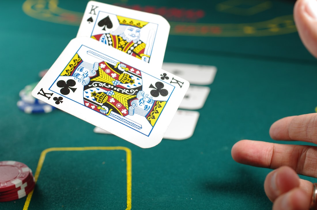 Pemain sedang menyusun kartu poker di meja permainan