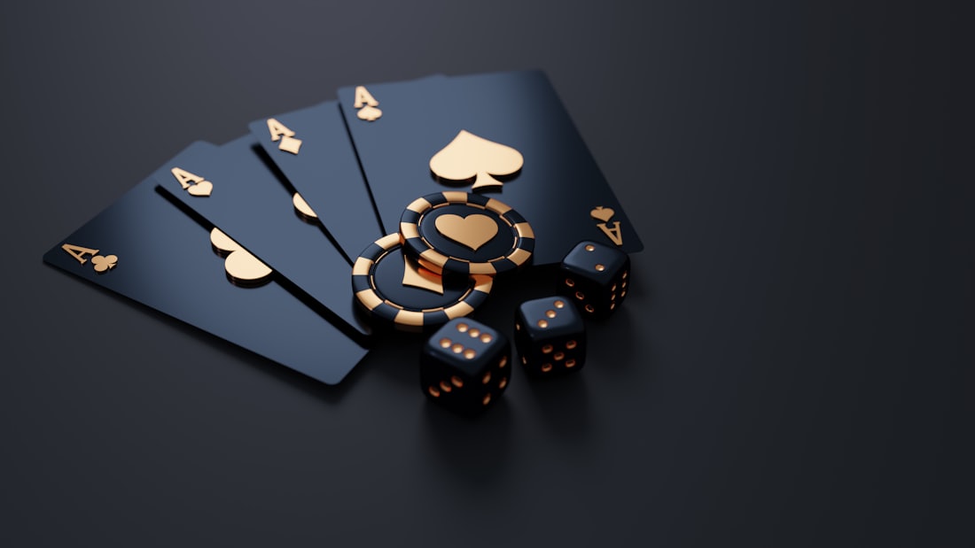 Kartu remi, keping poker, dan dadu di atas meja felt hijau