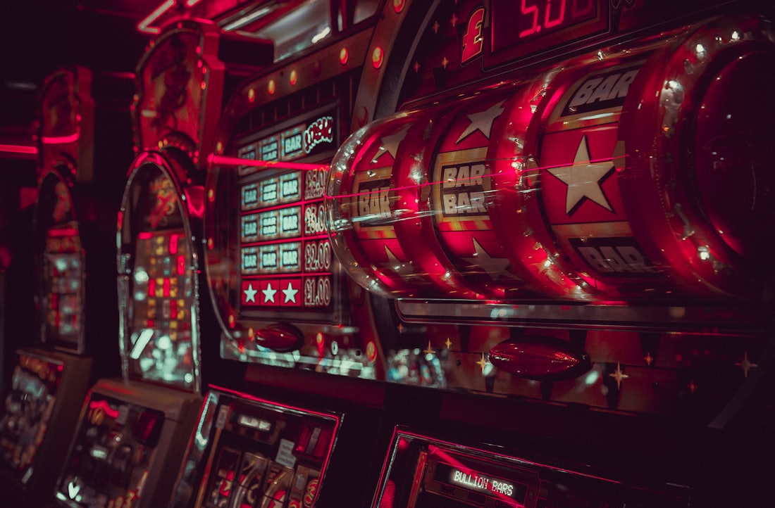 Layar mesin arcade berwarna-warni dalam ruangan gelap