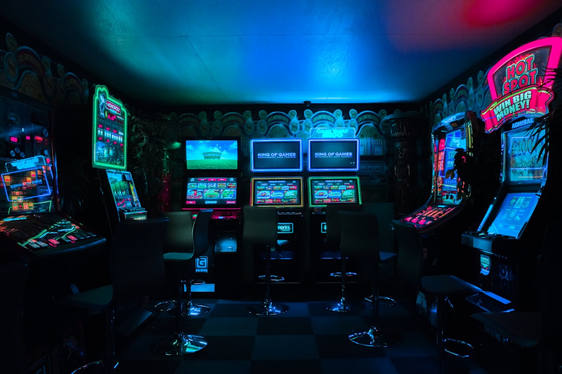 Ruang permainan retro dengan mesin arcade klasik